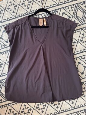 Relaxed V-Neck Cap Sleeve Blouse in Plum